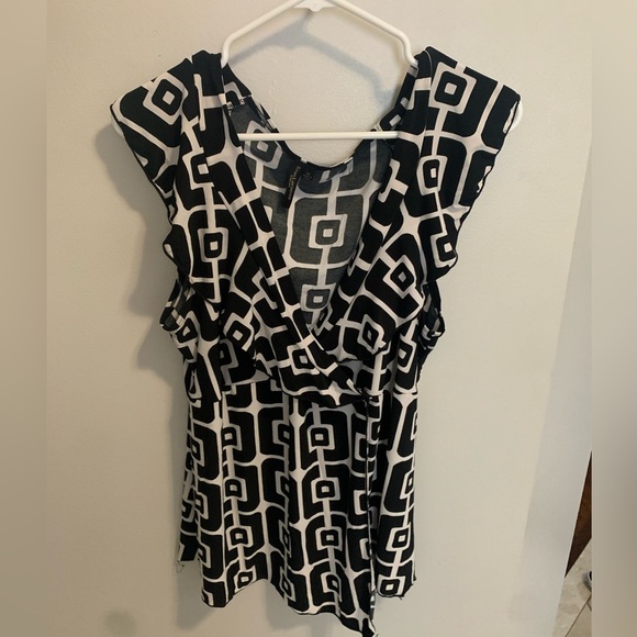 Chic Susan Lawrence Woman Black & White Geometric Blouse - Size 1X - Picture 4 of 7